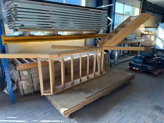 Open houten kwartslagtrap, kwartslag links, naturel hout, hoogte 250–2